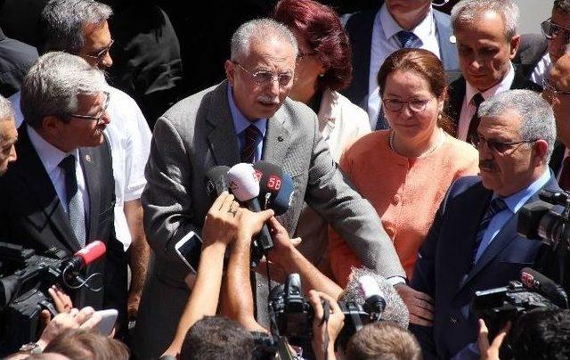 Ekmeleddin İhsanoğlu Madımak Oteli'ne Karanfil Bıraktı