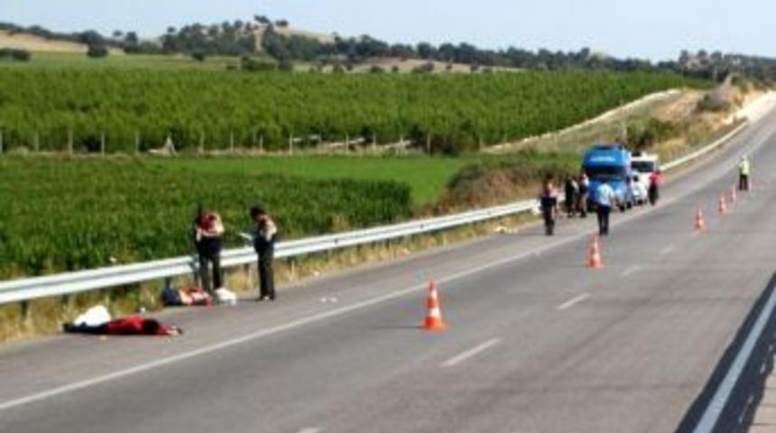Motosiklet K&ouml;peğe &Ccedil;arpıp Takla Attı; 2 &Ouml;l&uuml;