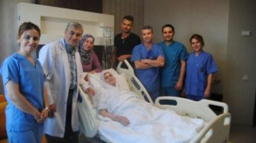 80 Yaşındaki Hastaya Uyutulmadan Safra Kesesi Ameliyatı Yapıldı