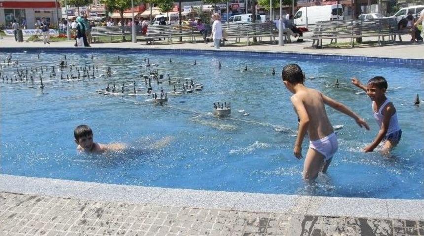 &Ccedil;ocuklar S&uuml;s Havuzunda Serinlemeye Devam Ediyor