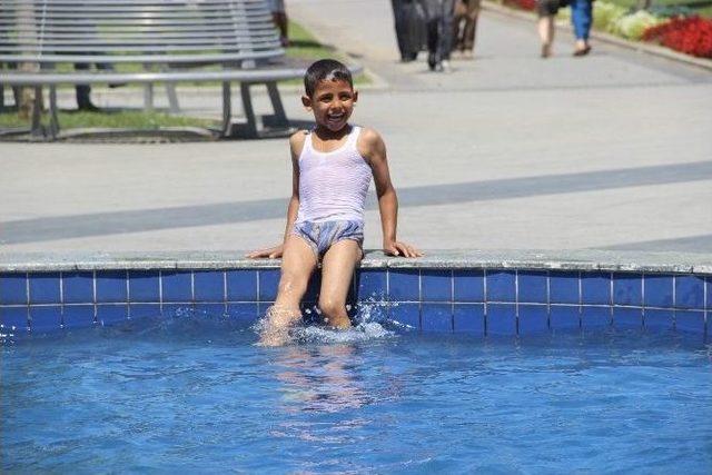 Çocuklar Süs Havuzunda Serinlemeye Devam Ediyor
