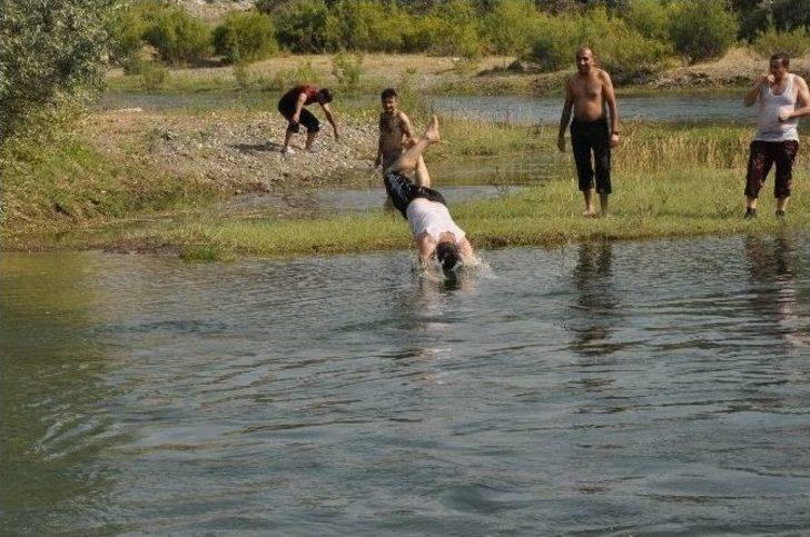 Yozgat’ta Sıcaktan Bunalan Vatandaşlar Çekerek Irmağı'nda Serinliyor G2