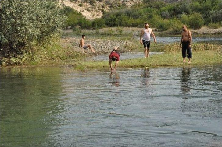 Yozgat’ta Sıcaktan Bunalan Vatandaşlar Çekerek Irmağı'nda Serinliyor G3