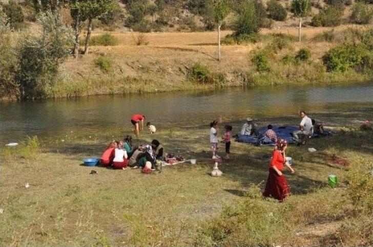 Yozgat’ta Sıcaktan Bunalan Vatandaşlar Çekerek Irmağı'nda Serinliyor G4