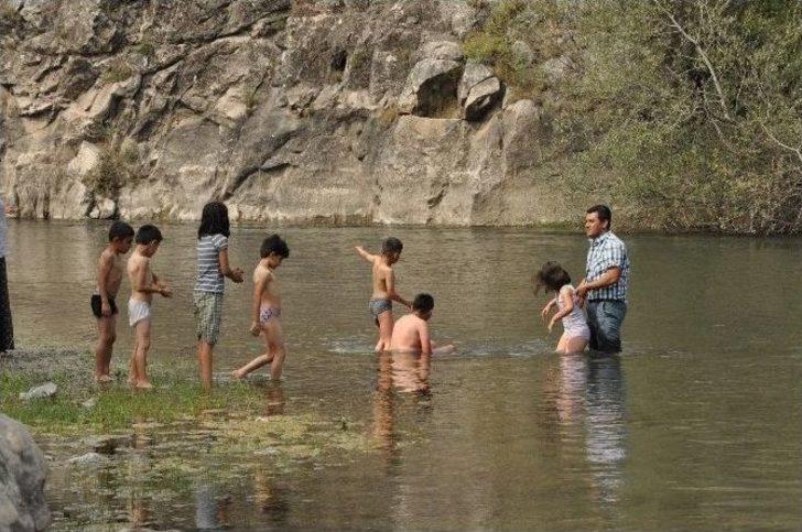 Yozgat’ta Sıcaktan Bunalan Vatandaşlar Çekerek Irmağı'nda Serinliyor G5