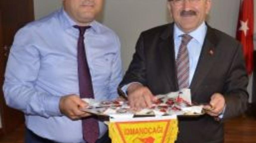 Başkan G&uuml;mr&uuml;k&ccedil;&uuml;oğlu Şampiyon Voleybolcuları Altın İle &Ouml;d&uuml;llendirdi