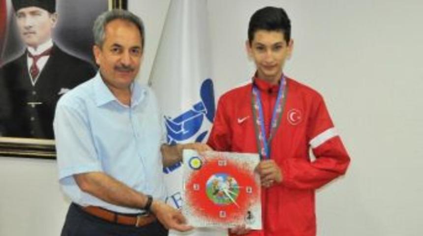 Başarılı Tekvandocudan Başkan Akkaya&rsquo;ya Ziyaret