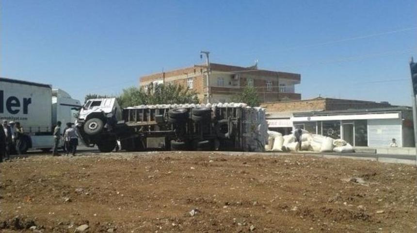 Saman Y&uuml;kl&uuml; Kamyon Devrildi: 1 Yaralı