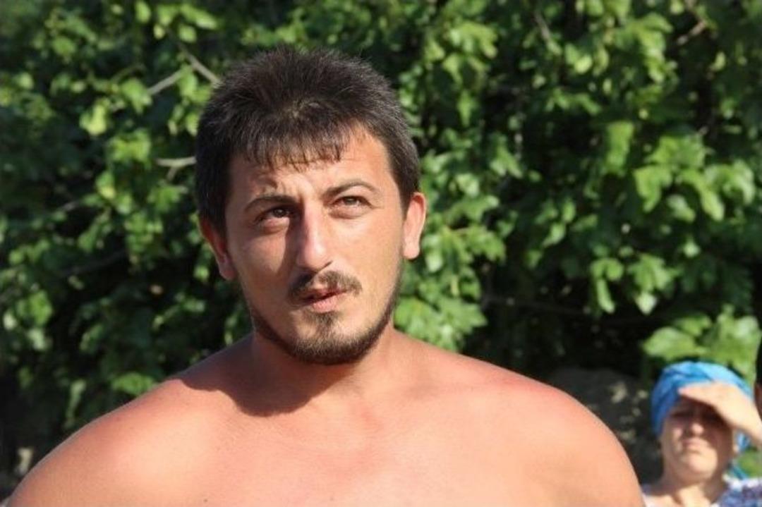 G&ouml;lde Kaybolan Arkadaşı İ&ccedil;in G&ouml;zyaşı D&ouml;kt&uuml;