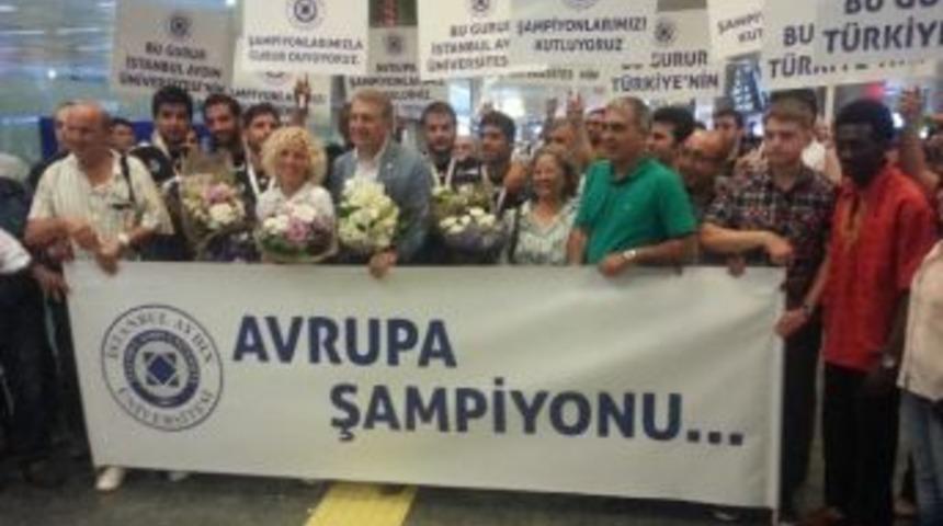 Avrupa Şampiyonu Erkek Tenis Takımı Yurda D&ouml;nd&uuml;