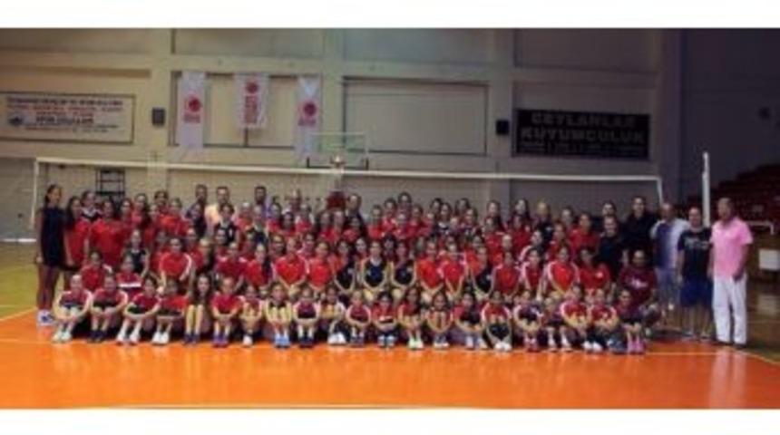 Kuşadası Gen&ccedil;likspor Voleybolda Da İddialı