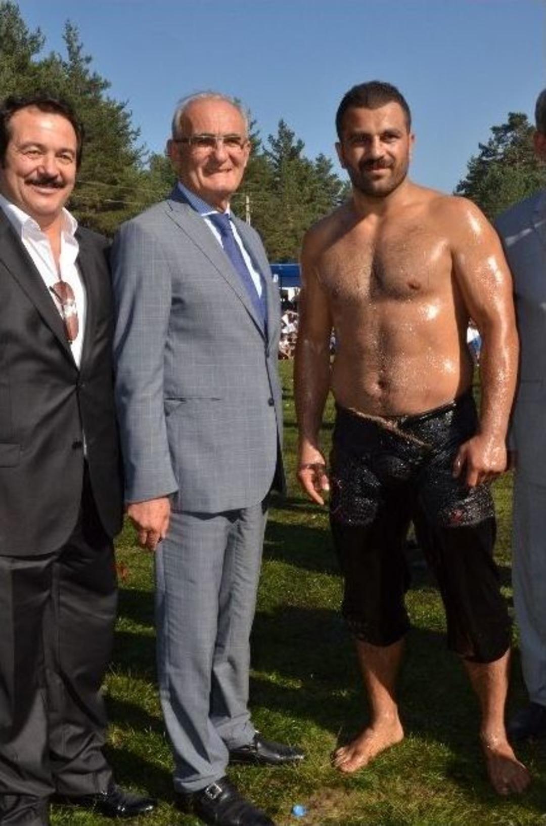 Kunduz G&uuml;reşlerinde Fatih Atlı Başpehlivan