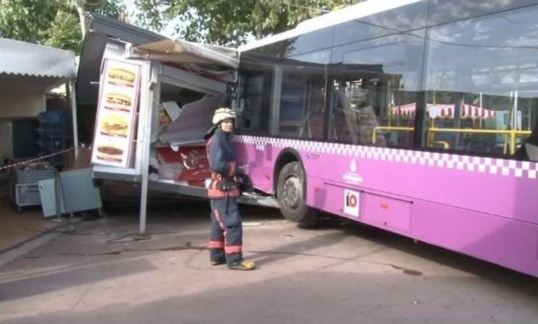 İett Otob&uuml;s&uuml; Yol Kenarında Bekleyenlerin Arasına Daldı