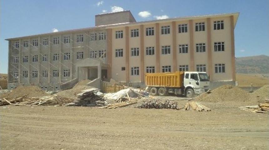 Kaymakam Şahin, Hamurpet Ortaokulu İnşaatında İncelemelerde Bulundu