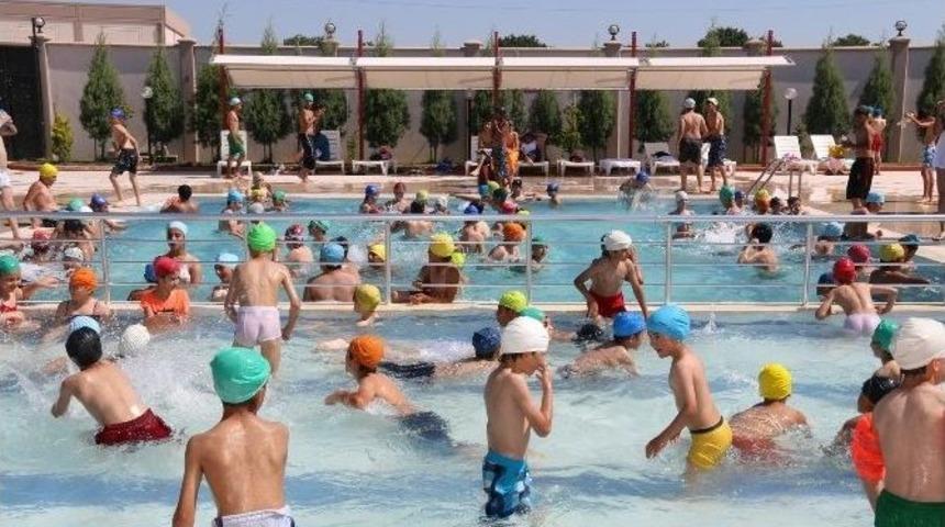 Saruhanlı&rsquo;da 3 Yılda 2 Bin &Ccedil;ocuk Y&uuml;zme &Ouml;ğrendi