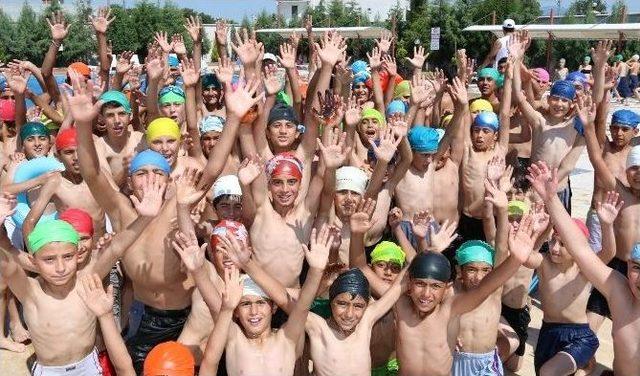 Saruhanlı’da 3 Yılda 2 Bin Çocuk Yüzme Öğrendi