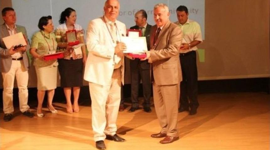 Rekt&ouml;r Mutlu&rsquo;ya Bilim İnsanı &Ouml;d&uuml;l&uuml; Verildi