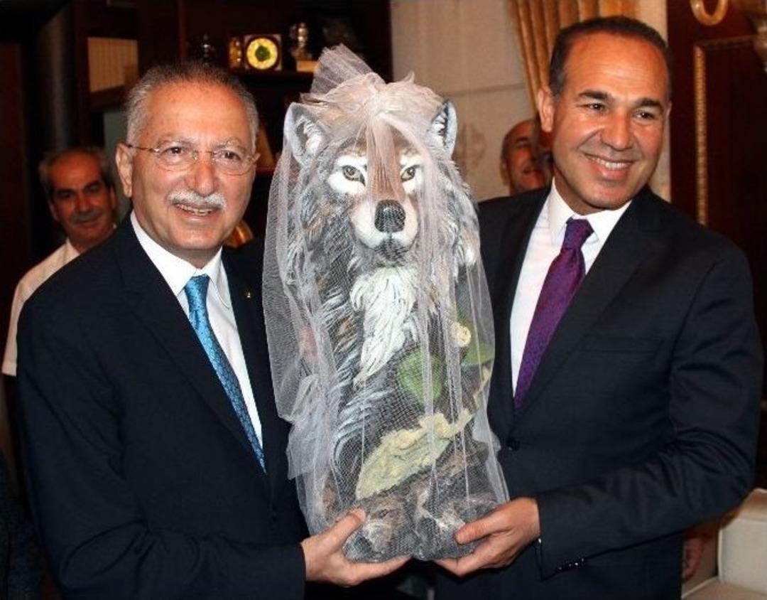 Ekmeleddin İhsanoğlu&rsquo;na Davullu Zurnalı Karşılama