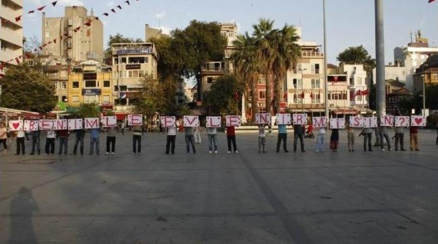 Gardiyandan İl&ccedil;e Meydanında İlgin&ccedil; Evlenme Teklifi