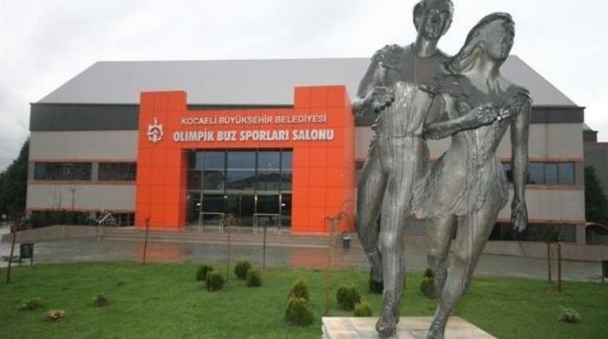 Kocaeli, Buz Sporları Tesisinde Serinliyor