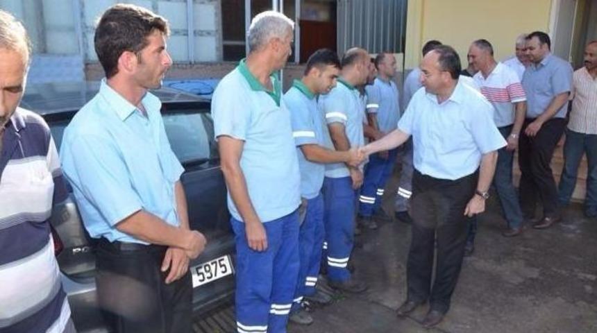 Başkan &Uuml;z&uuml;lmez, Sahada &Ccedil;alışan Personelini Unutmadı