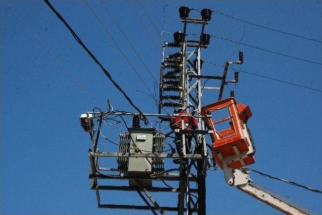 Bayramiç’de Elektrik Hatlarına Kış Bakımı