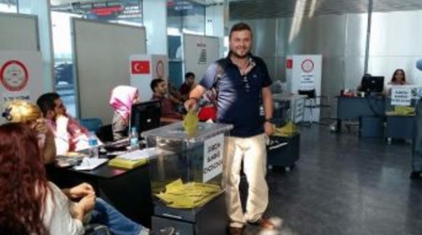 Boz&uuml;y&uuml;k'ten İlk Oy Kullanıldı