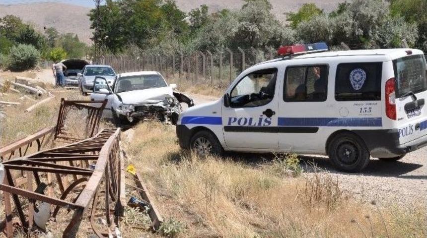 Otomobil Elektrik Direğine &Ccedil;arptı: 1 Yaralı