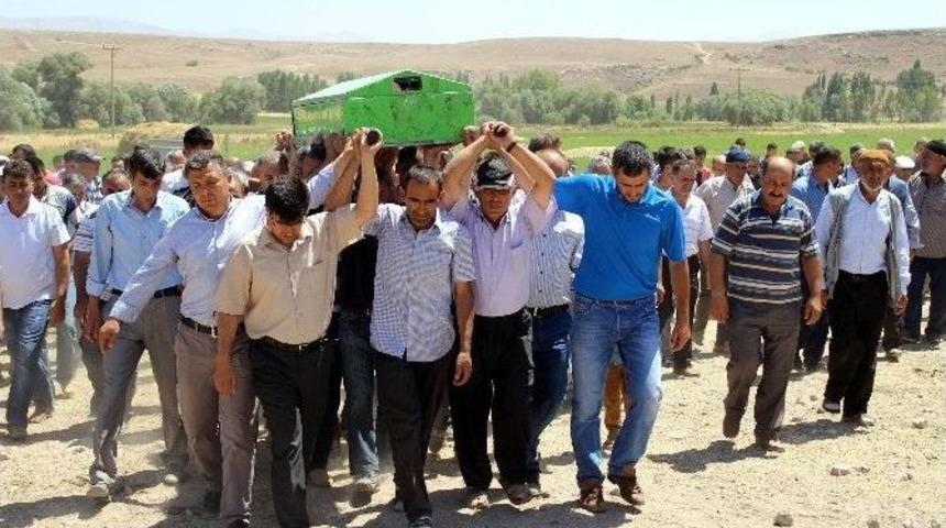 Irmakta Boğularak Hayatını Kaybeden &Ccedil;ocuk Defnedildi