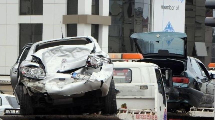 Antalya&rsquo;da 7 Ara&ccedil;lı Zincirleme Kaza: 5 Yaralı