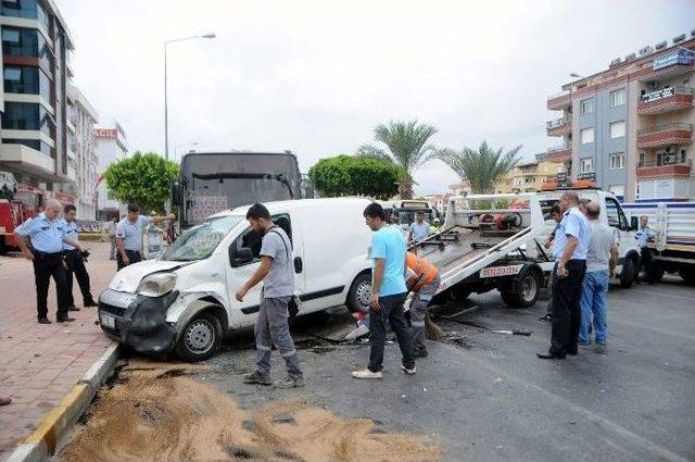 Antalya’da 7 Araçlı Zincirleme Kaza: 5 Yaralı