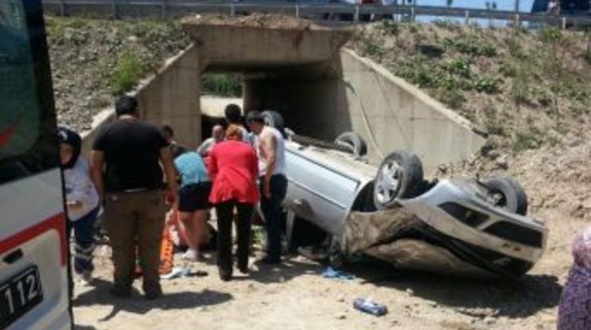 Otomobil Şarampole Yuvarlandı: 2 Yaralı