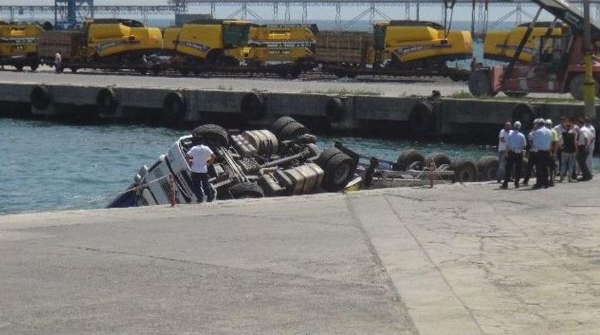 Sigara Y&uuml;kl&uuml; Tır Denize Devrildi: 1 Yaralı