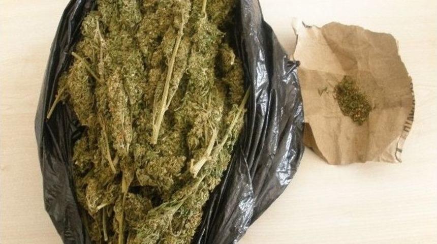 4 Kilo 140 Gram Esrar İle 13 Adet Cinsel Hap Ve 7 Bin Paket Ka&ccedil;ak Sigara Yakalandı