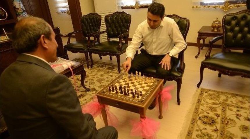 Başkan Eroğlu&rsquo;na &Ouml;zel Hediye