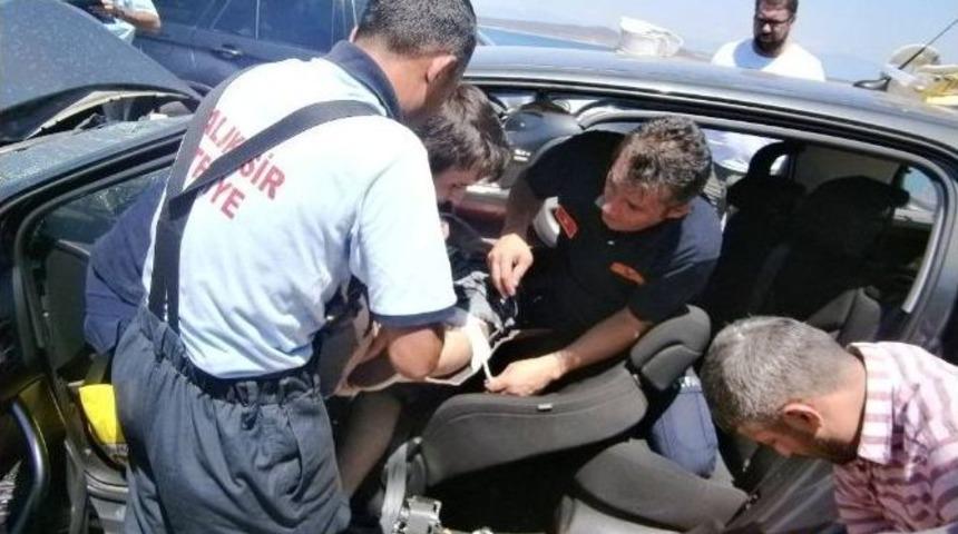 Ayvalık&rsquo;ta Trafik Kazası: 1&rsquo;i Ağır, 5 Yaralı