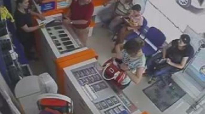 Tezgahtarları Muhabbete Tutan Dolandırıcı, 2 Bin Tl'lik Cep Telefonu İle Kayıplara Karıştı