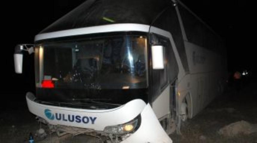 Aksaray'da Yolcu Otob&uuml;s&uuml; Yoldan &Ccedil;ıktı: 3 Yaralı