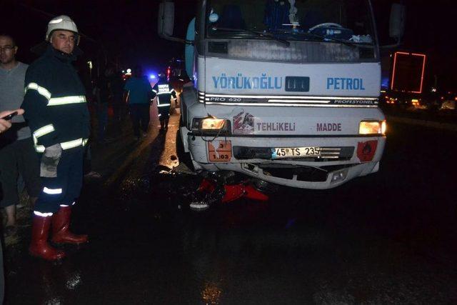 Manisa'da Tanker Ile Motosiklet Çarpıştı: 2 Yaralı