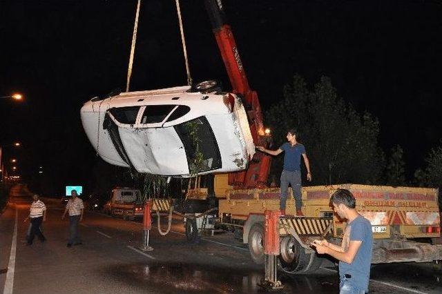 Otomobil Sulama Kanalına U&ccedil;tu 1