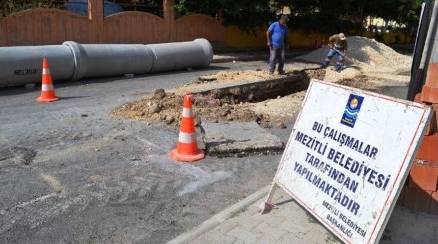Mezitli'de Yağmur Suyu Drenaj Hattı &Ccedil;alışmaları Devam Ediyor