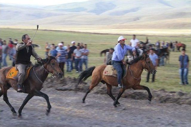 Ardahan da Rahvan At Yarışları B&uuml;y&uuml;k İlgi G&ouml;rd&uuml; 1