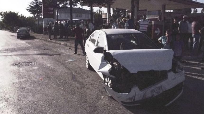 Otomobiller &Ccedil;arpıştı 3 Kişi Yaralandı