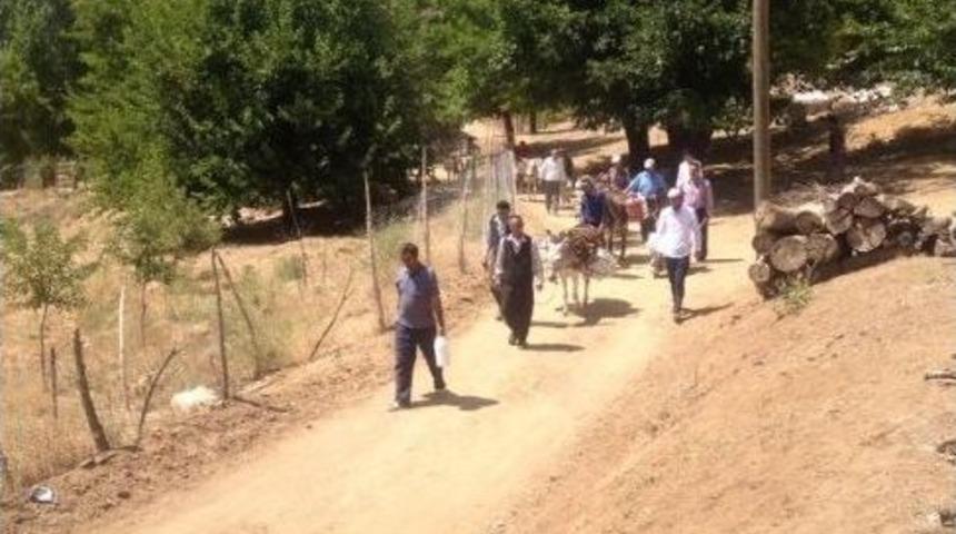 Eşeklerle İ&ccedil;me Suyu Taşıyorlar