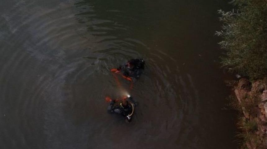 Suya D&uuml;şen Otomobilde 2 Kişi Yaralandı