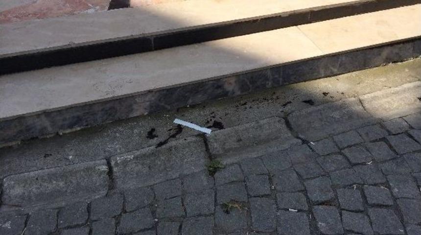 Cami Avlusunda Bı&ccedil;aklandı