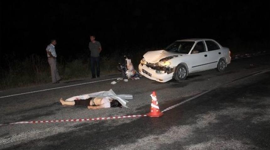 Bebek Arabası İle Y&uuml;r&uuml;yen Kadına Araba &Ccedil;arptı: 2 &Ouml;l&uuml;, 1 Yaralı