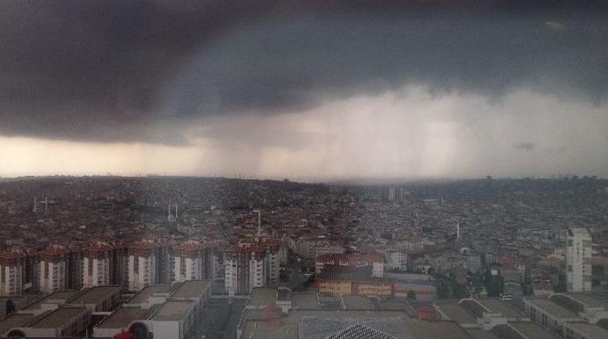 İstanbul'da Sağanak Yağmur, G&ouml;k G&uuml;r&uuml;lt&uuml;s&uuml; Ve Şimşeklerle Geldi