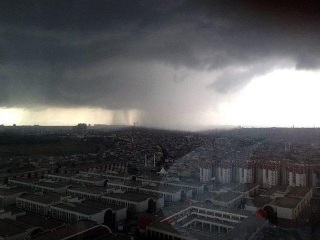 İstanbul'da Sağanak Yağmur, Gök Gürültüsü Ve Şimşeklerle Geldi