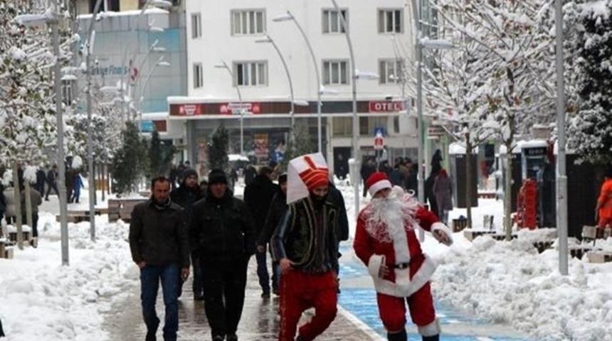 BBP'liler, 'Yeni&ccedil;eri'ye 'Noel Baba'yı kovalattı